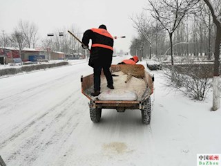 霸州市交通运输局及时清雪，确保辖区道路安全畅通