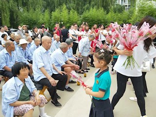 欢歌笑语献老人 粽子飘香情意浓