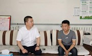市长刘志亮到霸州镇走访慰问贫困户