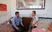 市委书记房欣走访慰问贫困户
