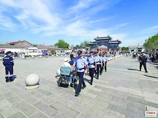 警徽闪耀 守护古镇平安