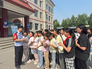 “爱路护路 从我做起”法制安全宣传教育活动走进市第十一小学