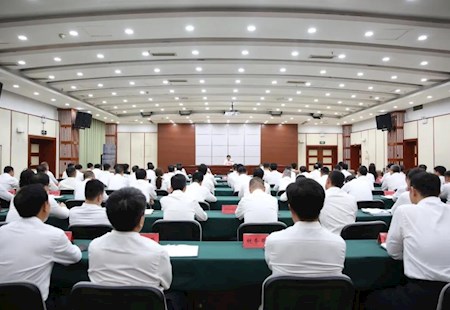 刘岳就深入贯彻中央八项规定精神学习教育讲专题党课