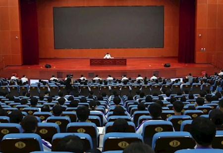 刘岳到市一中讲授思政课