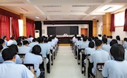 张淼到市四中讲授思想政治理论课