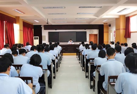张淼到市四中讲授思想政治理论课